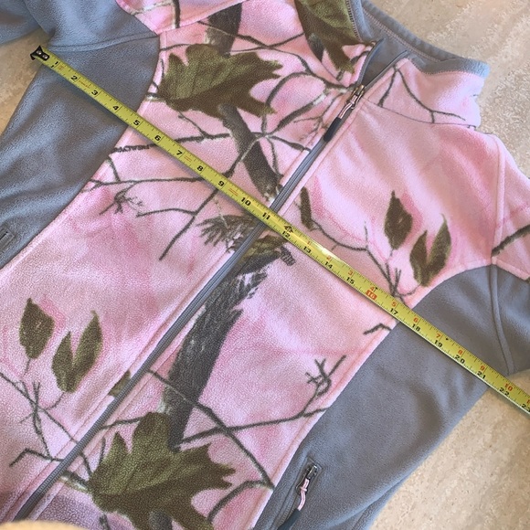 CABELA’S Realtree pink camo fleece jacket, grey trim, Zip front, pockets. M - Picture 15 of 17